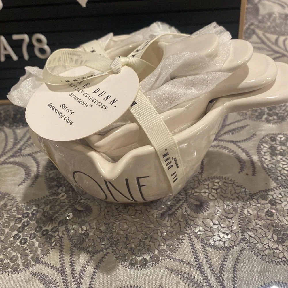 Rae Dunn set of 4 measuring cups with handle